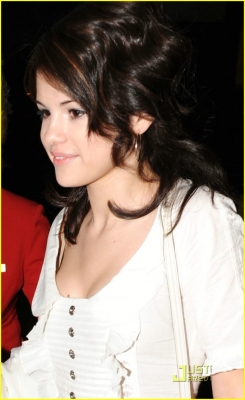 selenagomez-daily_281229.jpg