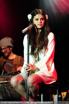 selenagomez-daily_281329.jpg