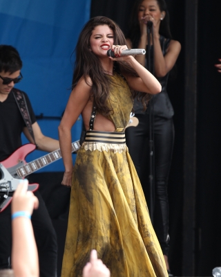 selenagomez-daily_281429.jpg