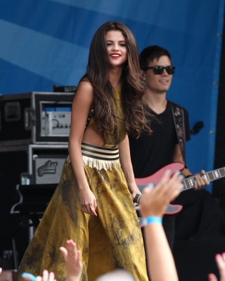 selenagomez-daily_28729.jpg