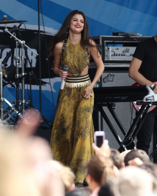 selenagomez-daily_28929.jpg